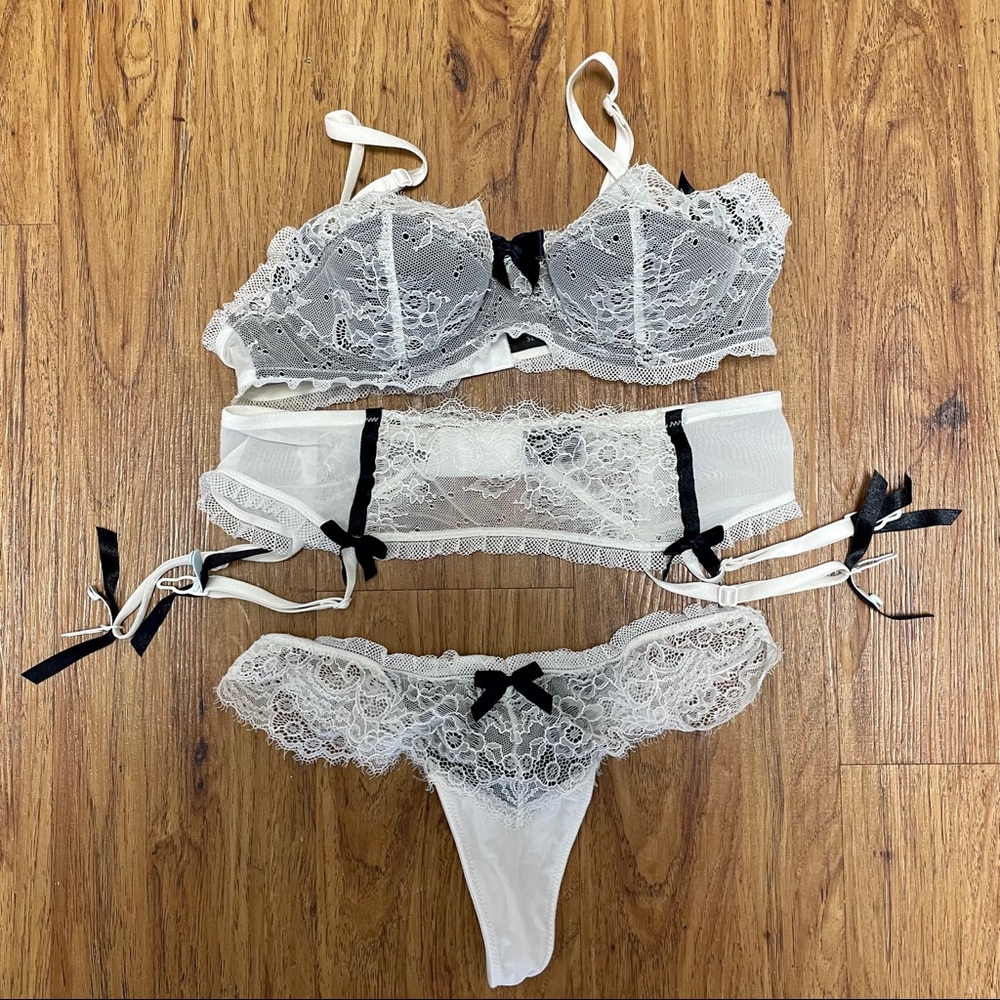 VS Dream Angels Black and White Lace Lingerie Set 34B
